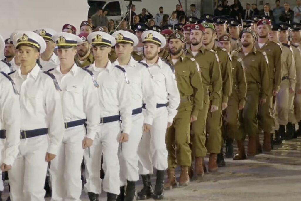 טקס יום הזיכרון תשפ״ד מרחבת הכותל המערבי (צילום: שידור חי, משרד הביטחון) טקס יום הזיכרון תשפ״ד מרחבת הכותל המערבי (צילום: שידור חי, משרד הביטחון)