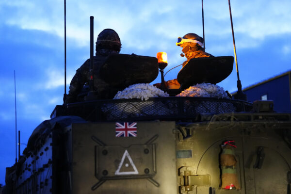 חיילים בריטים על רכב משוריין באסטוניה, כחלק מפעילות נאט"ו מאז תחילת המלחמה בין רוסיה לאוקראינה (צילום: AP Photo/Pavel Golovkin)