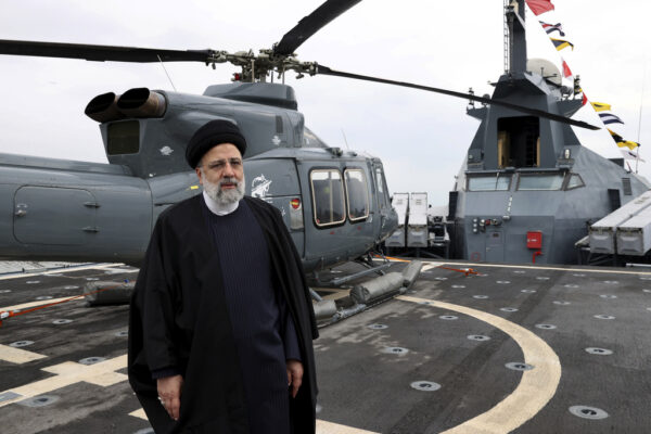 נשיא איראן אברהים ראיסי מבקר בתערוכה של יכולות הצי של משמרות המהפכה (צילום: משרד הנשיאות האיראנית באמצעות AP)