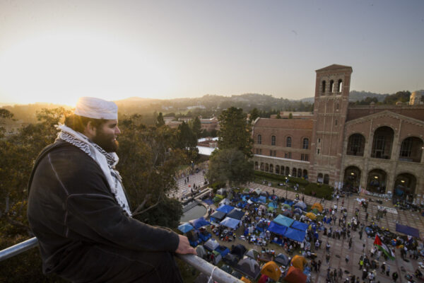 מפגין מוסלמי צופה במאהל פרו-פלסטיני באוניברסיטת קליפורניה (UCLA) (צילום: AP Photo/Ethan Swope)