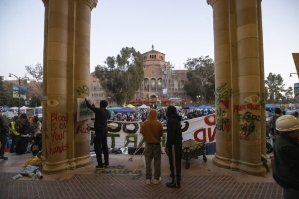 מפגינים במאהל פרו-פלסטיני באוניברסיטת קליפורניה (UCLA) (צילום: AP Photo/Ethan Swope)