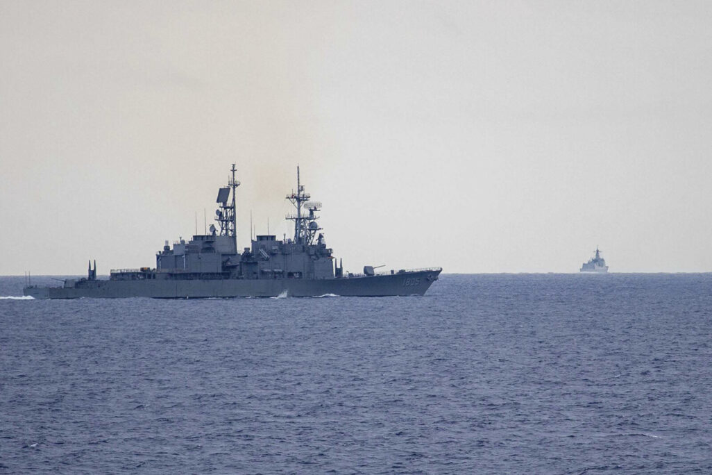ספינת הקרב הטייוואנית מא-גונג DDG1805 (משמאל) משקיפה על המשחתת הסינית "שייאן DDG15'
(צילום: משרד ההגנה של טייוואן/AP)