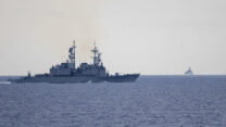 ספינת הקרב הטייוואנית מא-גונג DDG1805 (משמאל) משקיפה על המשחתת הסינית "שייאן DDG15'
(צילום: משרד ההגנה של טייוואן/AP)