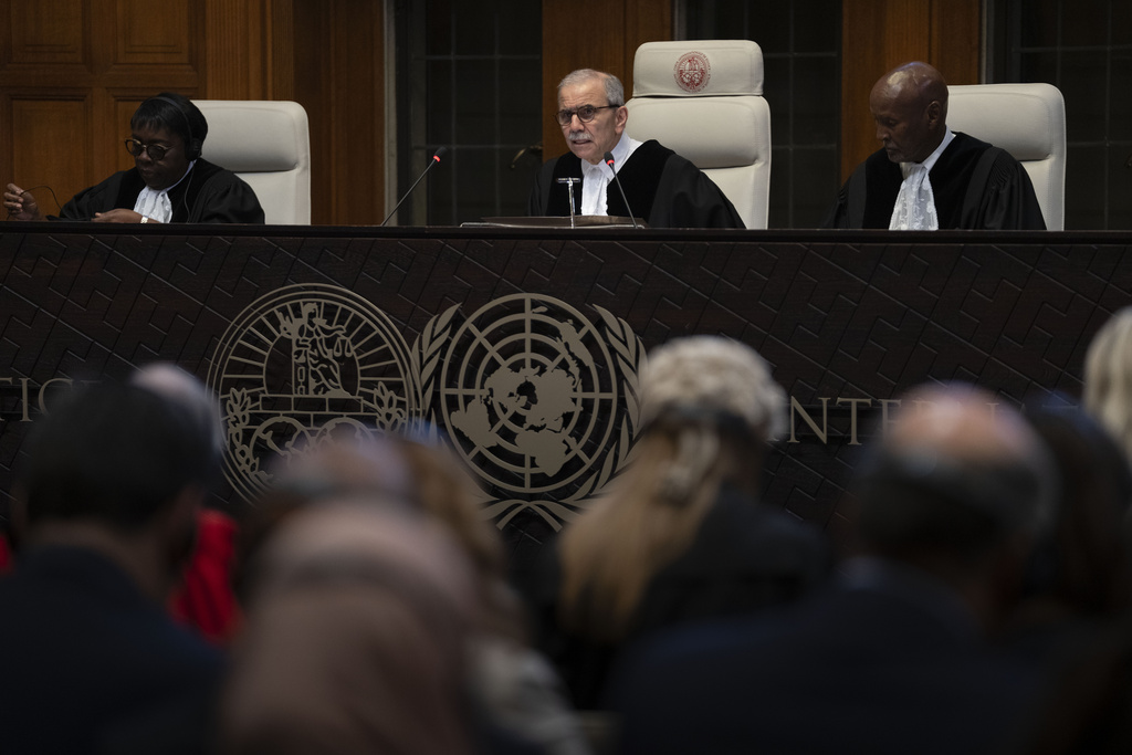 השופט, סלאם נוואף קורא את פסיקת בית הדין הבינלאומי לצדק בהאג, להורות על ישראל להפסיק את הפעולות הצבאיות בעזה (צילום: AP/Peter DeJong)