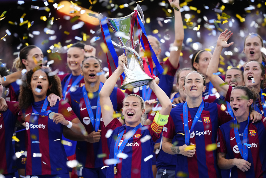 אלכסיה פוטיאס, קפטנית ברצלונה, מניפה את גביע ליגת האלופות לנשים בכדורגל לעונת 2023/24 (צילום: AP/Jose Breton)