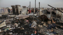 מאהל שנפגע ברפיח (צילום: AP Photo/Jehad Alshrafi)