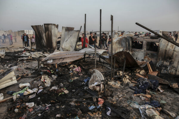 מאהל שנפגע ברפיח (צילום: AP Photo/Jehad Alshrafi)