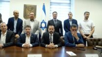 השרים בצלאל סמוטריץ׳ ואוריאל בוסו יחד עם מנכ״לי המשרדים וצוות עבודת המטה בהכרזה על בית חולים חדש בבאר שבע (צילום: ניב מוסמן/ לע״מ)