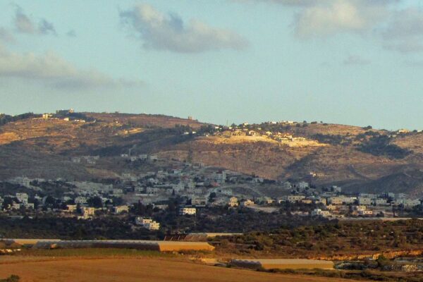 היישוב נגוהות בדרום הר חברון (על הגבעה), מעל הכפר בית עווא (צילום: ויקימדיה קומונס)