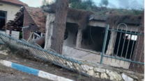 פגיעה ישירה במבנה במושב דוב"ב (צילום: מועצה אזורית מרום הגליל)