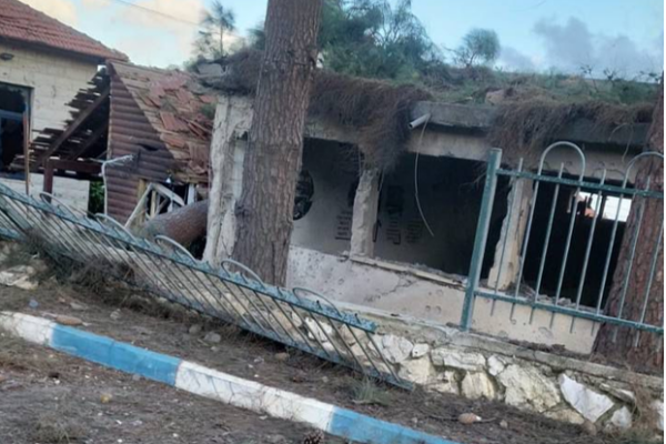 פגיעה ישירה במבנה במושב דוב"ב (צילום: מועצה אזורית מרום הגליל)