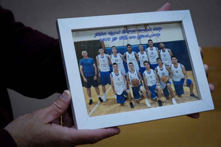 תמונה קבוצתית של קורס מדריכי כדורסל בתיכון דה-שליט ברחובות, בו השתתף ירין גהלי (צילום: דוד טברסקי)