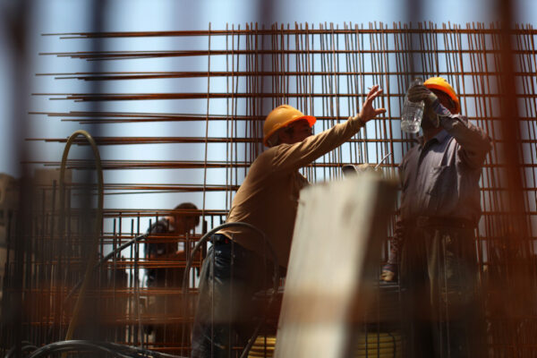 עובדים זרים ממזרח אסיה באתר בנייה בירושלים (צילום ארכיון: קובי גדעון/פלאש 90)