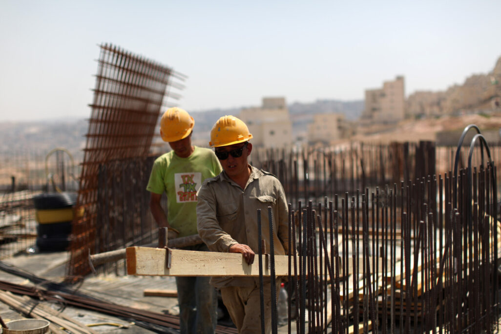 עובדים זרים בענף הבנייה (צילום ארכיון: קובי גדעון, פלאש90)