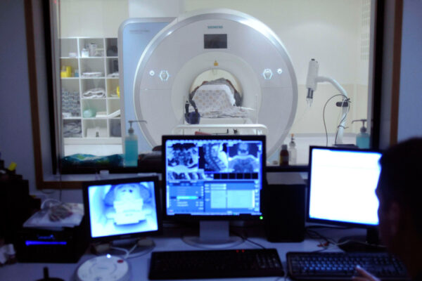 מכשיר MRI במרכז הרפואי שערי צדק בירושלים (צילום: פלאש 90)