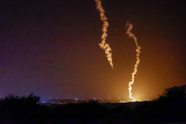 פצצות תאורה בגבול עזה (צילום: פלאש90)