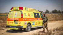 כוחות הצלה סמוך לזירת נפילת הרקטות בכרם שלום (צילום: פלאש90)