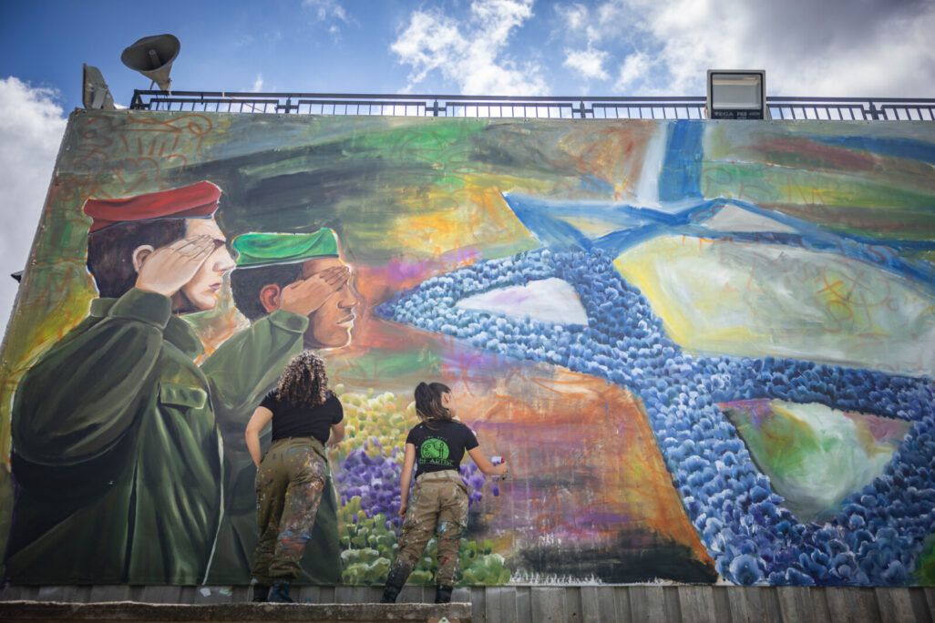 חיילות מציירות ציור קיר לקראת יום הזיכרון 2024 בירושלים (צילום: יונתן זינדל/פלאש90)