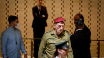 הרמטכ"ל הרצי הלוי בטקס הנחת דגלי ישראל על קרברי חללי צה"ל (צילום: חיים גולדברג/פלאש 90)