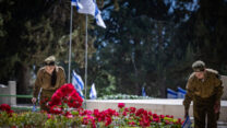 חיילים בהר הרצל (צילום: יונתן זינדל/פלאש 90)