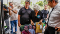 גדי קדם מגיע להגיש תלונה במשטרה למחרת התקיפה (צילום: פלאש90)