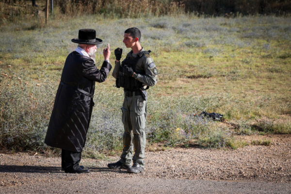 חרדי ושוטר מג"ב במירון (צילום: דוד כהן/פלאש 90)