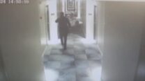 תיעוד כניסתו של הנאשם לפני כניסתו לחדרי המלון (צילום: דוברות המשטרה)
