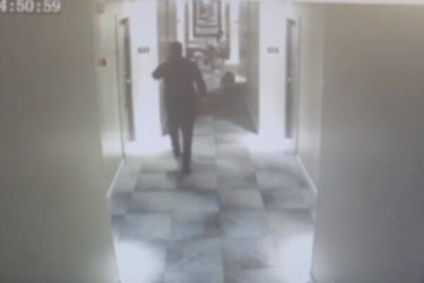 תיעוד כניסתו של הנאשם לפני כניסתו לחדרי המלון (צילום: דוברות המשטרה)