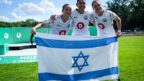 מימין: אירנה קוזנצוב, מריה אלמצרי ונועה סלימהוג'יץ, חוגגות עם דגל ישראל את העלייה של טורבינה פוטסדאם לבונדסליגה (צילום: Leonhard Simon/Getty Images DFB)