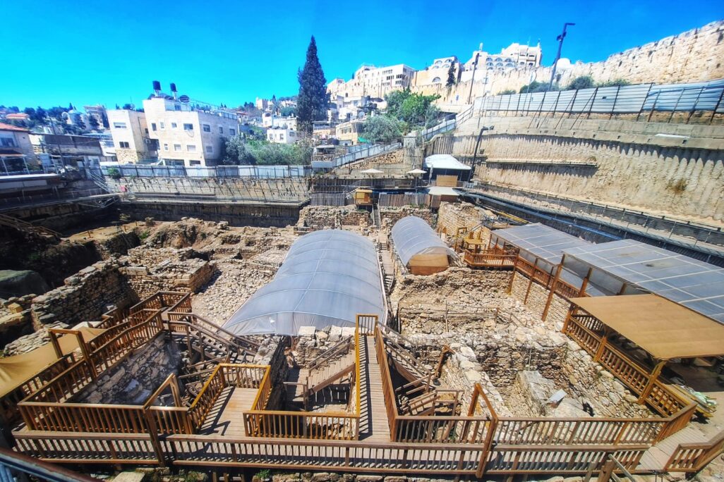 חפירת חניון גבעתי בעיר דוד, בה נמצאה הטבע. (צילום: מאור גנות, עיר דוד)