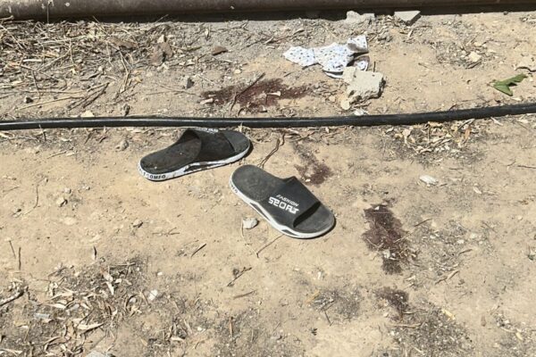 חצר הבית לאחר הירי (צילום: המועצה לכפרים לא מוכרים)