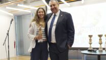 ח"כ סימון דוידסון מעניק את פרס הספורטאית האולימפית של השנה לגולשת הרוח שרון קנטור, בטקס נבחרות השנה של מיזם 'WSP' ו'דבר ספורט' (צילום: סוניה גרשפט)