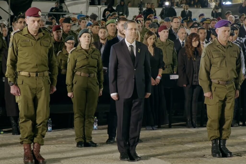טקס יום הזיכרון תשפ״ד מרחבת הכותל המערבי (צילום: שידור חי, משרד הביטחון) טקס יום הזיכרון תשפ״ד מרחבת הכותל המערבי (צילום: שידור חי, משרד הביטחון)