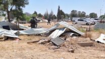 שוטרים בכפר הבדואי ואדי חליל בנגב (צילום: המועצה לכפרים לא מוכרים)