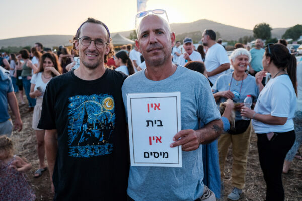 לירון קרומה (מימין) ונתי הנדרי במאהל המחאה שבצומת עמיעד (צילום: דוד טברסקי)