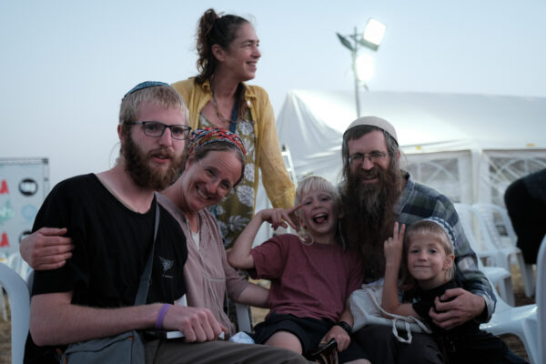 שירן לוריא (במרכז) ומשפחתה במאהל המחאה סמוך לצומת עמיעד (צילום: דוד טברסקי)