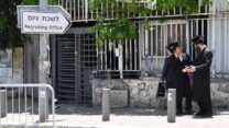 חרדים ליד לשכת הגיוס בירושלים (צילום: אור גואטה)