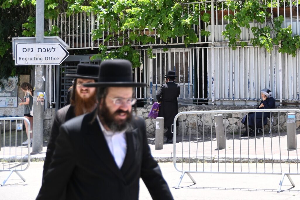 חרדים ליד לשכת הגיוס בירושלים (צילום: אור גואטה)
