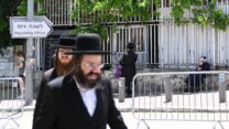 חרדים ליד לשכת הגיוס בירושלים (צילום: אור גואטה)