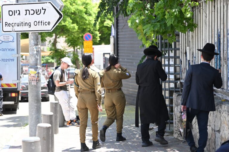 נערים חרדים וחיילות ליד לשכת הגיוס בירושלים (צילום: אור גואטה)