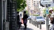 נערים חרדים ליד לשכת הגיוס בירושלים (צילום: אור גואטה)