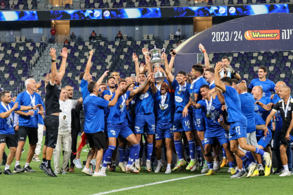 מכבי פתח תקווה זוכה בגביע המדינה בכדורגל לעונת 2023/24 (צילום: ההתאחדות לכדורגל בישראל)