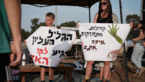 שני קופון רוט ובנה במאהל המחאה סמוך לצומת עמיעד (צילום: דוד טברסקי)