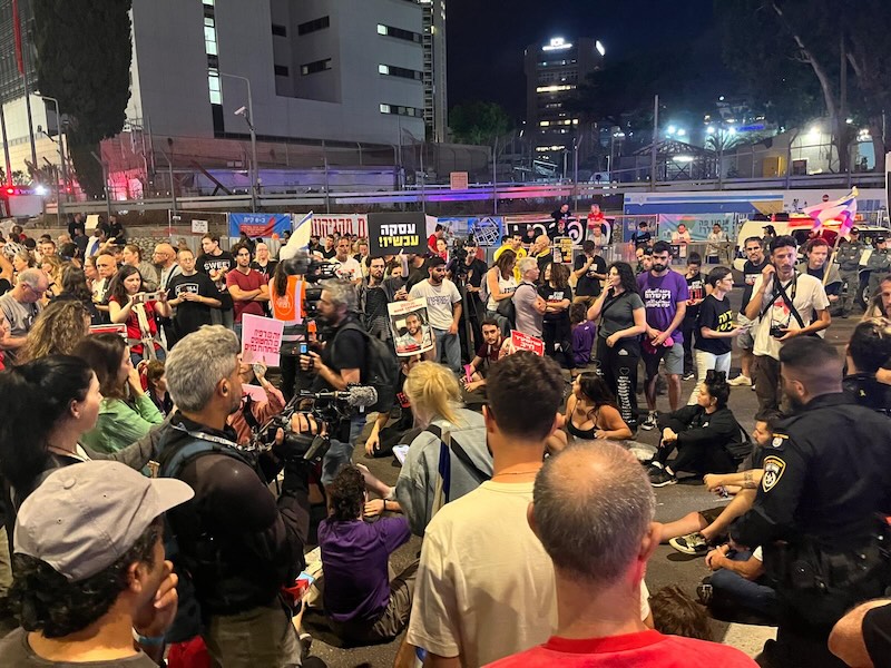 מפגינים נגד הממשלה שחסמו את דרך בגין בתל אביב (צילום: אורן דגן) מפגינים נגד הממשלה שחסמו את דרך בגין בתל אביב (צילום: אורן דגן)