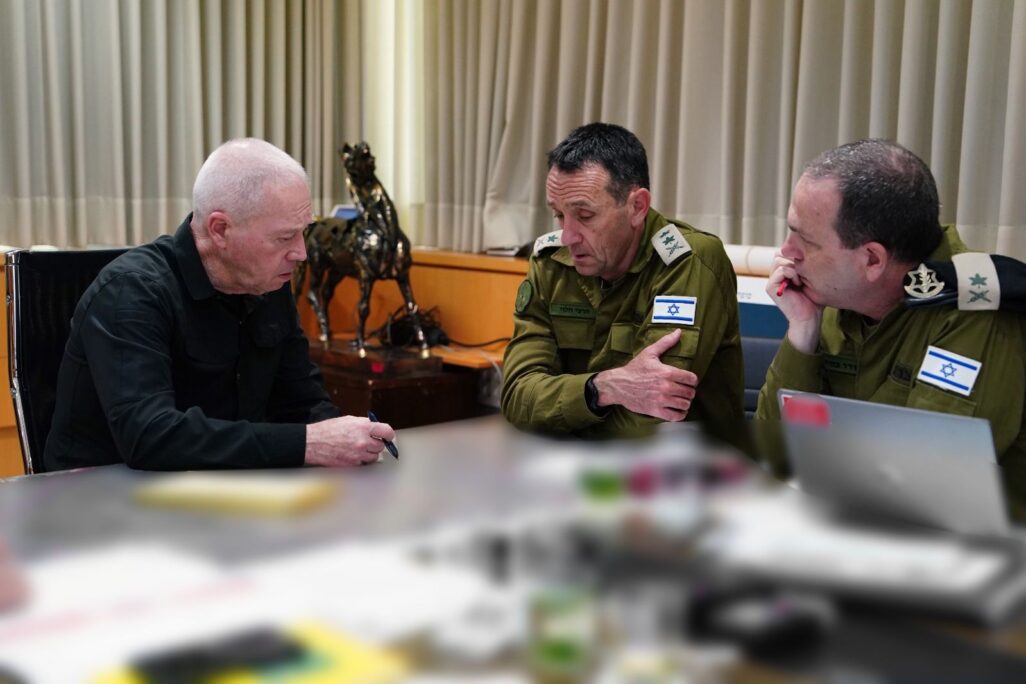 שר הביטחון יואב גלנט (משמאל) עם הרמטכ"ל הרצי הלוי (במרכז) וראש אגף המבצעים האלוף עודד בסיוק, בדיון על הכנות לפעולת צה"ל ברפיח (צילום: אריאל חרמוני / משרד הביטחון)