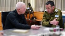 שר הביטחון יואב גלנט (משמאל) עם הרמטכ"ל הרצי הלוי בדיון על הכנות לפעולת צה"ל ברפיח (צילום: אריאל חרמוני / משרד הביטחון)