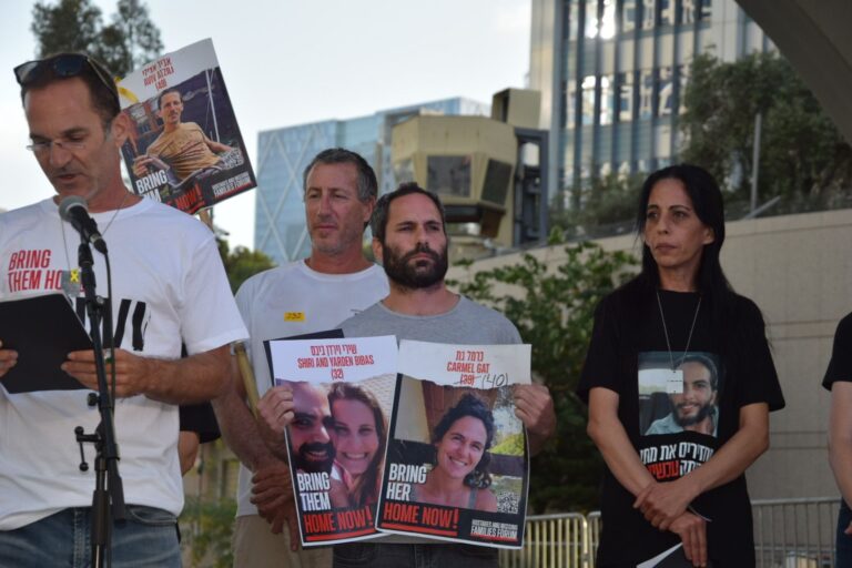 הצהרת משפחות חטופים משער הקריה בתל אביב (צילום: אורן דגן)