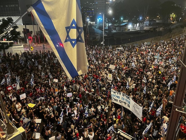 מפגינים בקריאה להשבת החטופים ברחוב בגין בתל אביב (צילום: אורן דגן)