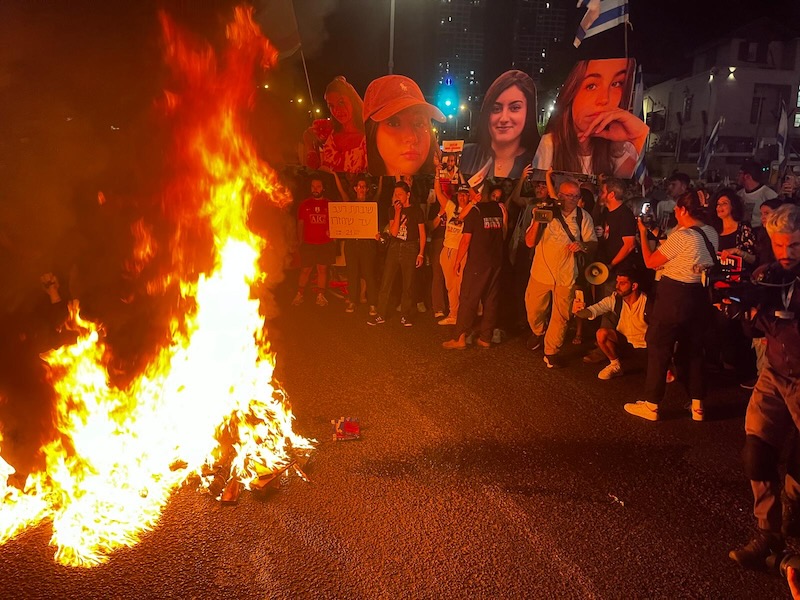 מפגינים בקריאה להשבת החטופים ברחוב בגין בתל אביב מבעירים אש (צילום: אורן דגן)
