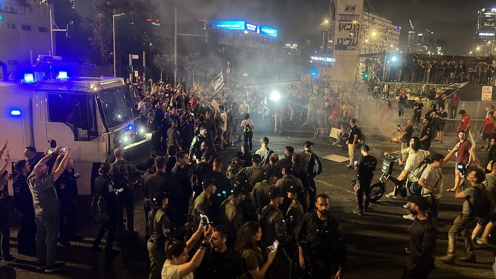 המחאה ברחוב קפלן: מכת״זית של המשטרה הוזעקה למקום (צילום: אורן דגן)